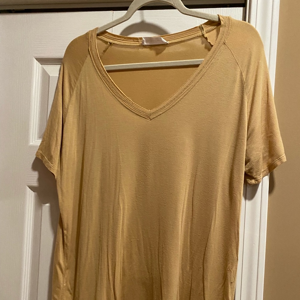 Gold shortsleeved shirt